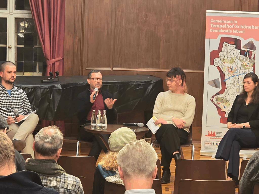 Podiumsdiskussion während einer Veranstaltung mit 4 Sprecherinnen und Sprechern
