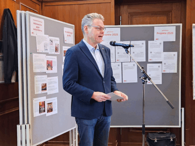 Bezirksbürgermeister Jörn Oltmann bei seiner Eröffnungsrede